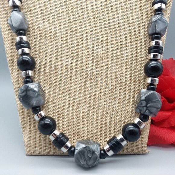 Trifari Beaded Strand Necklace Black Gray Silver Tone Beaded MINT 28" - Picture 3 of 8